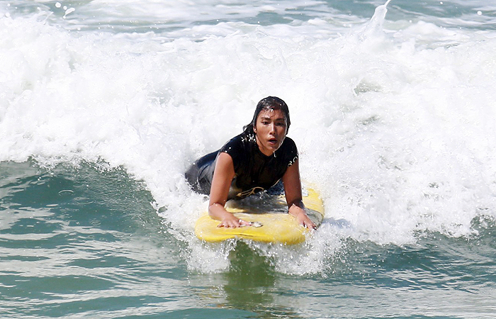 Dani Suzuki pega onda na Praia da Macumba, no Rio