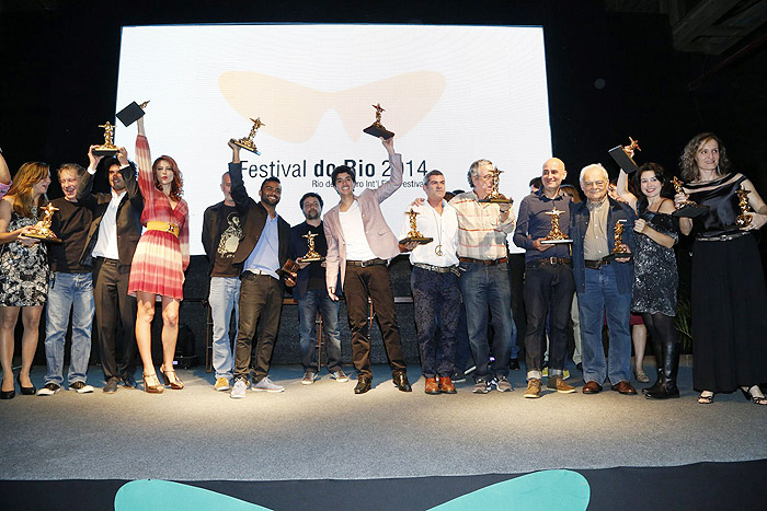 Vencedores comemoram prêmio no final da cerimônia do Festival do Rio 