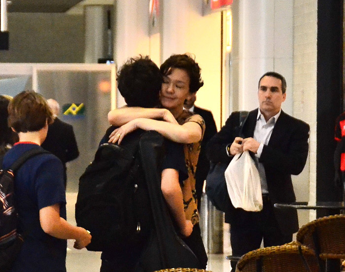Júlia Lemmertz se despede do filho em aeroporto do Rio