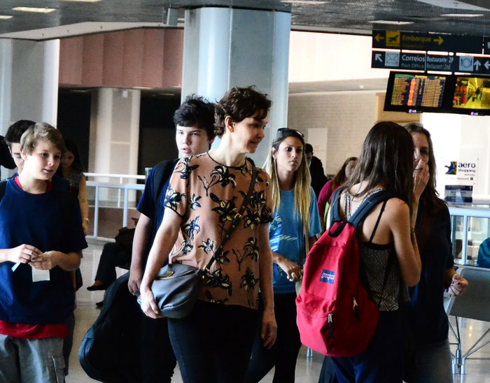 Júlia Lemmertz se despede do filho em aeroporto do Rio