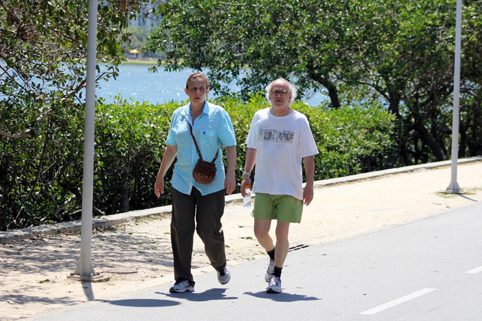 Rosi Campos caminha com o marido no Rio de Janeiro