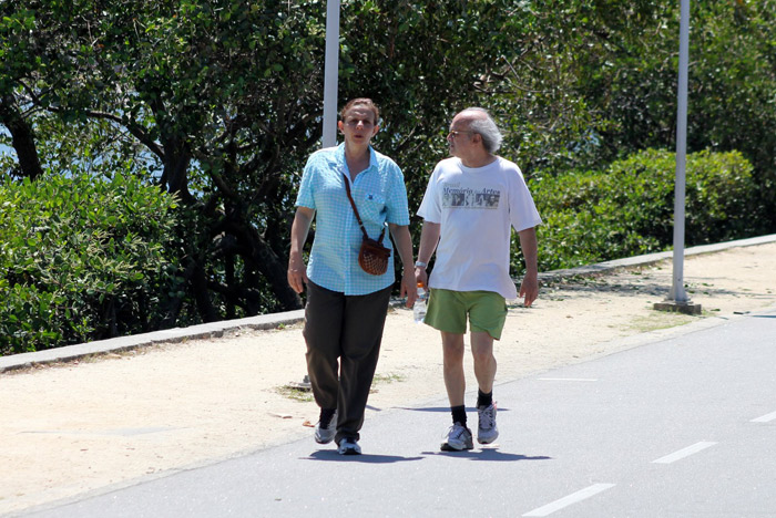 Rosi Campos caminha com o marido no Rio de Janeiro