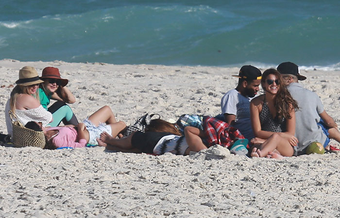 Bruna Marquezine relaxa na praia da Barra da Tijuca com amigos