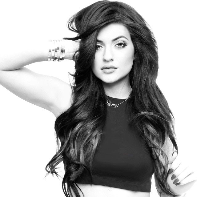 Kylie Jenner lança linha de apliques para cabelo 