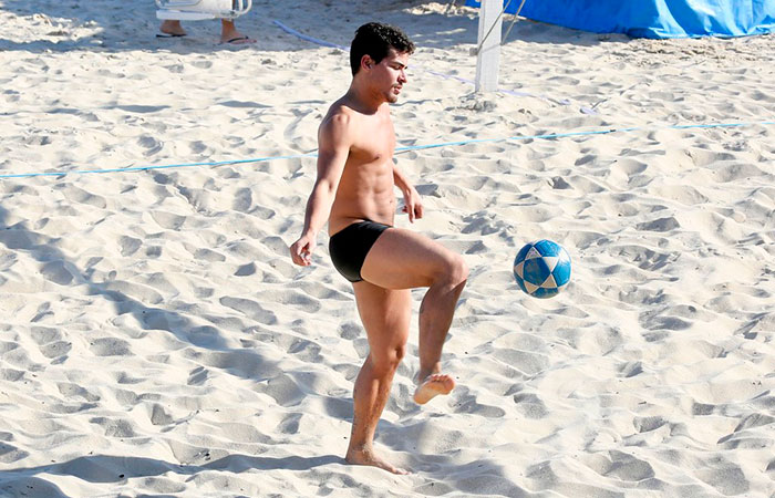 Thiago Martins curte tarde de sol na praia do Leblon