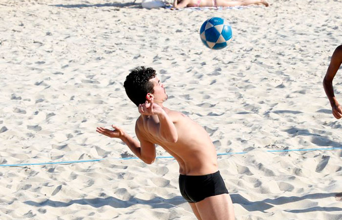 Thiago Martins curte tarde de sol na praia do Leblon