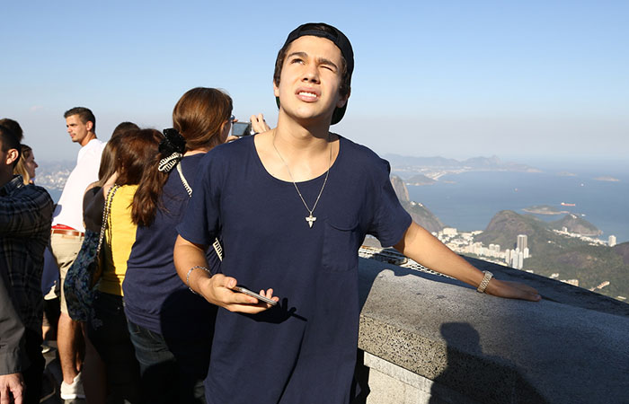 Cercado por fãs, Austin Mahone visita o Cristo Redentor, no Rio de Janeiro