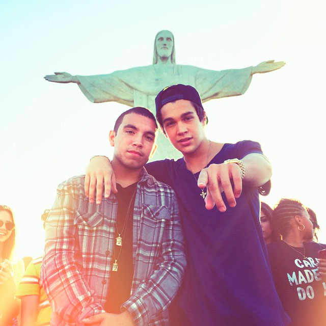 Cercado por fãs, Austin Mahone visita o Cristo Redentor, no Rio de Janeiro