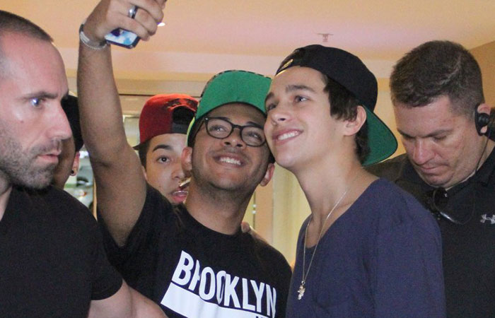 Austin Mahone chega em livraria carioca e é aguardado por legião de fãs