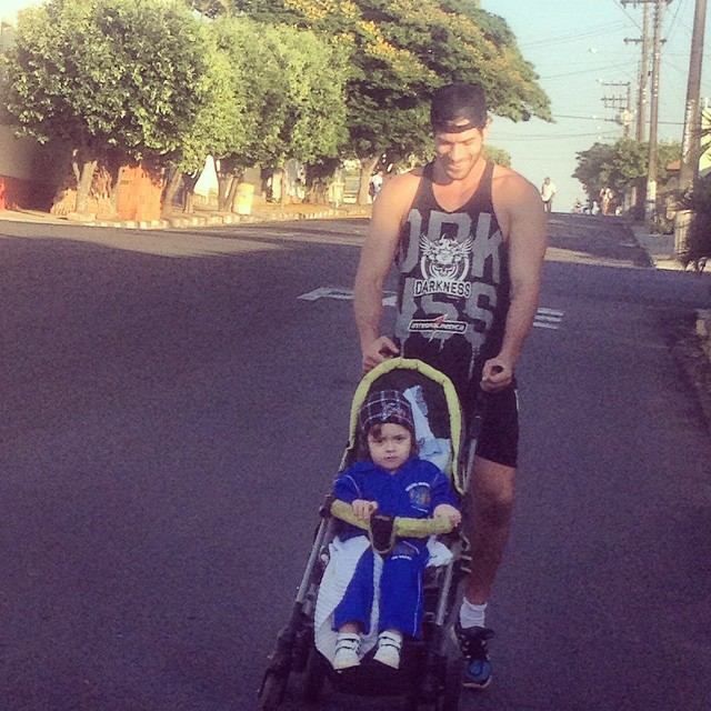 Roni Mazon passeia com o sobrinho no Rio de Janeiro