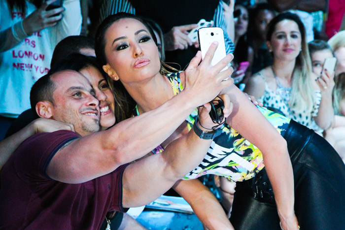 Sabrina Sato causa frisson durante desfile em São Paulo