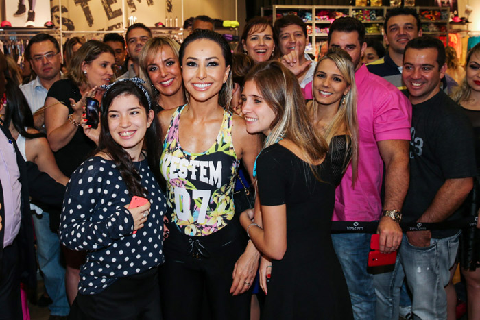 Sabrina Sato causa frisson durante desfile em São Paulo