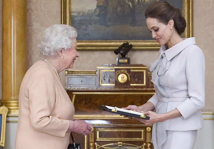 Angelina Jolie recebe homenagem das mãos de Rainha Elizabeth II