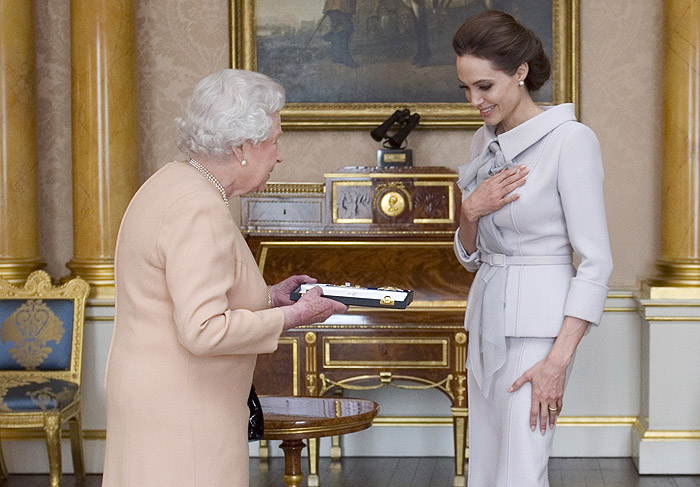  Angelina Jolie recebe homenagem das mãos de Rainha Elizabeth II