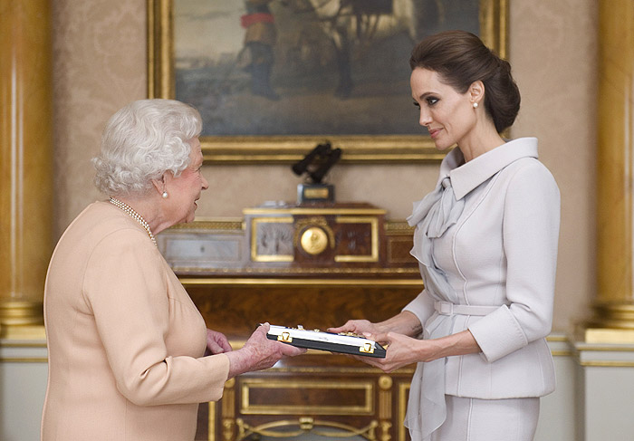 Angelina Jolie recebe homenagem das mãos de Rainha Elizabeth II