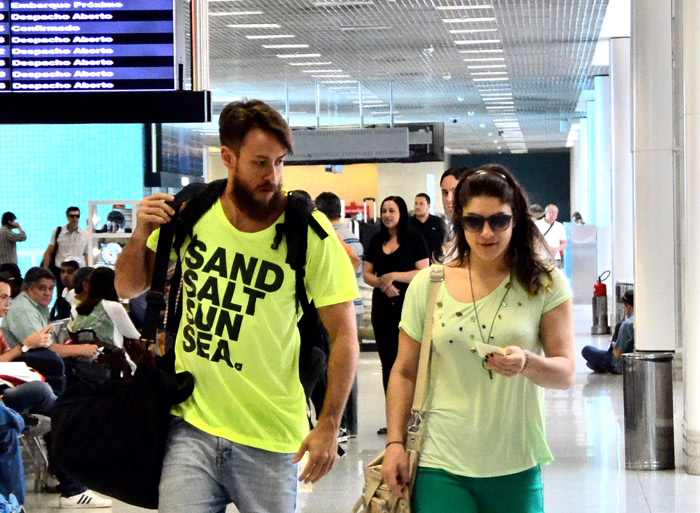 Priscila Fantin embarca com o marido em aeroporto do Rio