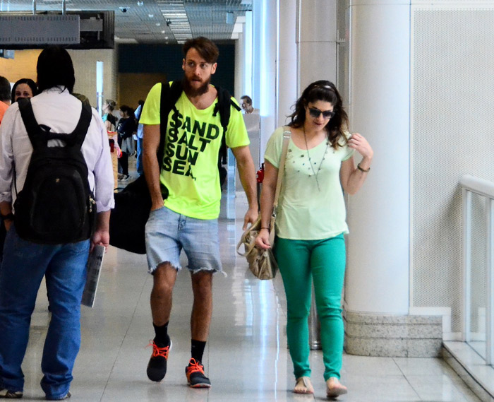 Priscila Fantin embarca com o marido em aeroporto do Rio