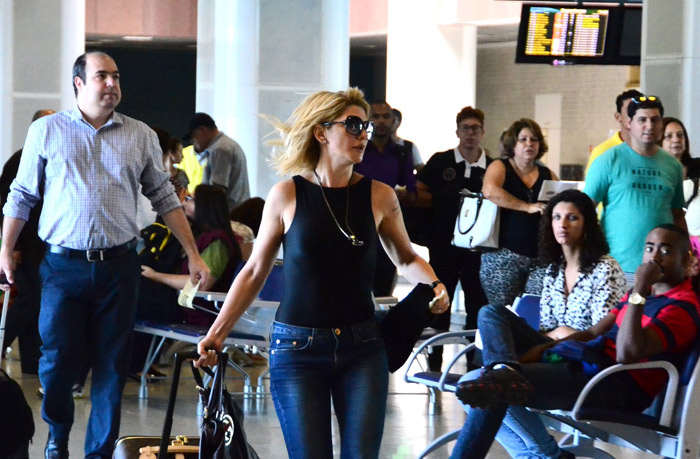 Antônia Fontenelle dá corridinha para não perder voo no aeroporto Santos Dumont
