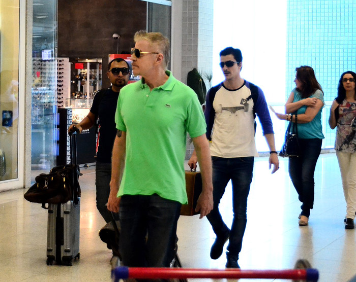 Antônia Fontenelle dá corridinha para não perder voo no aeroporto Santos Dumont