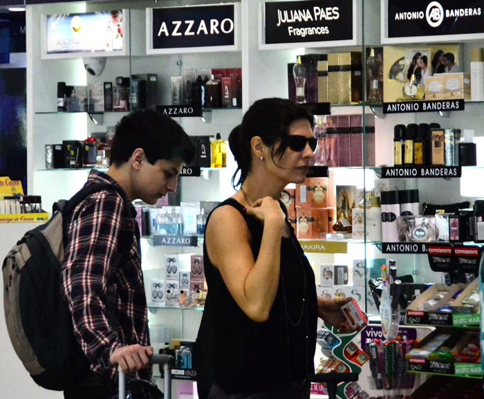 Helena Ranaldi passa na farmácia antes de viajar com o filho