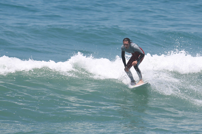 Rodrigo Santoro cai nas águas da praia da Macumba