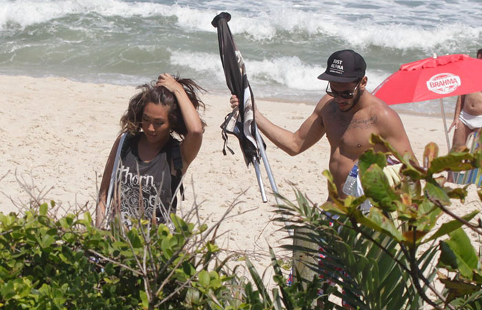  Daniele Suzuki curte praia acompanhada por amigo