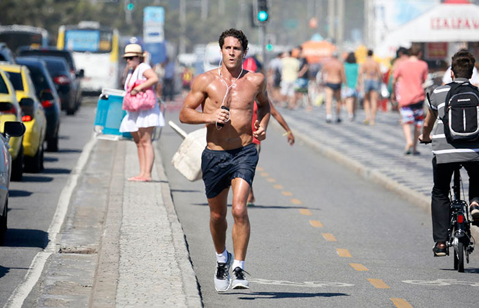 Recém-separado, Flávio Canto exibe corpo sarado em corrida