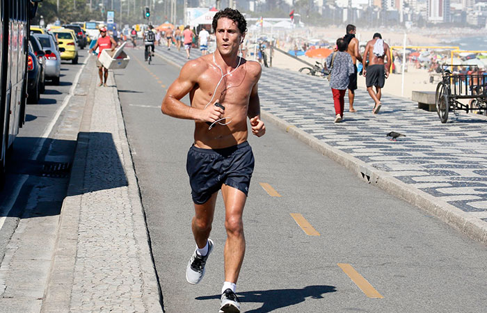 Recém-separado, Flávio Canto exibe corpo sarado em corrida