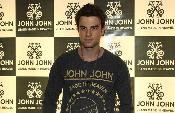 Nathaniel Buzolic participa de evento de marca de roupas masculinas