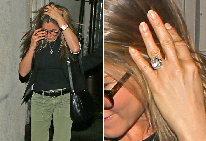 Jennifer Aniston sai para jantar exibindo seu super anel de noivado