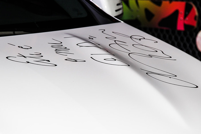Claudia Leitte autografou o automóvel que chegou ao evento