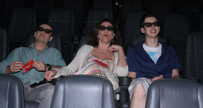 Marisa Orth vai com namorado e filho à pré-estreia de filme 