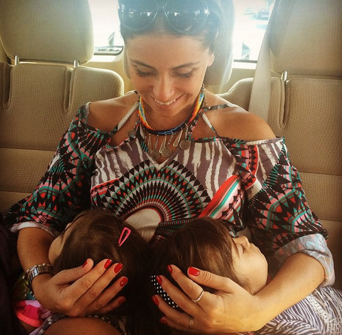 Giovanna Antonelli acarinha as filhas gêmeas: ‘Colo de mãe’