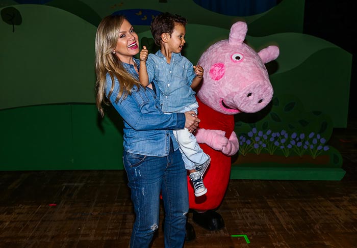 Eliana leva o filho para assistir a espetáculo de Peppa Pig em São Paulo