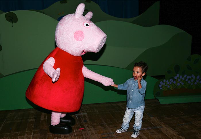 Eliana leva o filho para assistir a espetáculo da Peppa Pig em São Paulo
