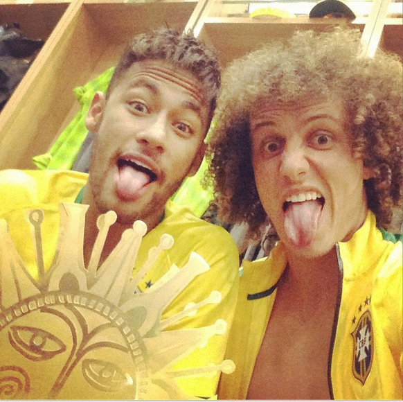 David Luiz faz selfie com Neymar após vitória do Brasil