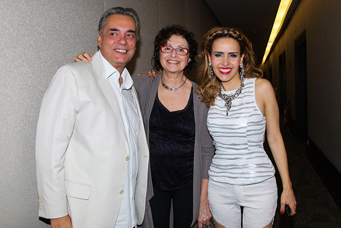 Leona Cavalli recebe Ana Lúcia Torre e José Rubens Chachá em estreia no teatro