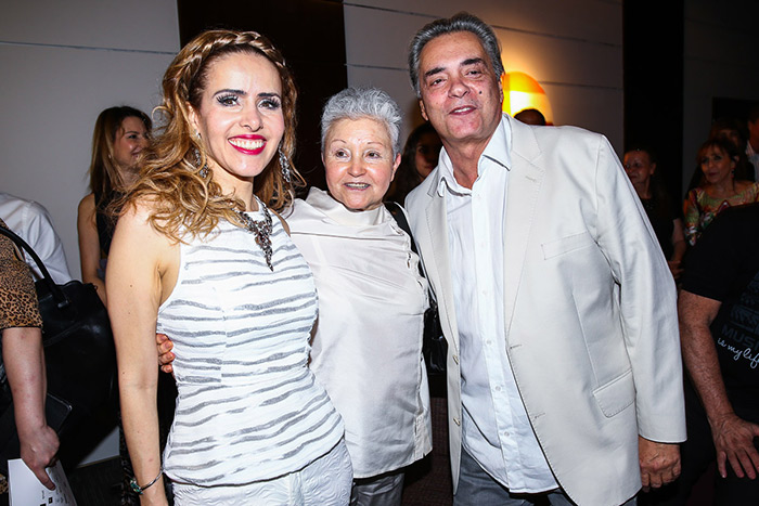 Leona Cavalli posa com Maria Adelaide Amaral e José Ruben Chachá depois de se apresentar a peça