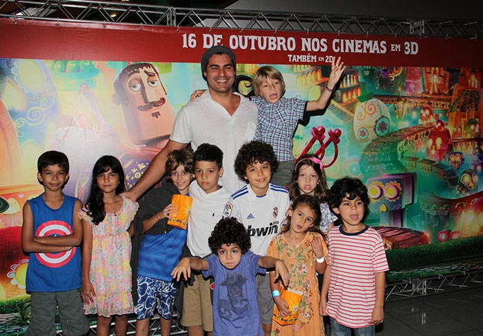 Com os filhos, Thiago Lacerda marca presença na pré-estreia carioca de Festa no Céu - Foto:Thyago Andrade/Foto Rio News