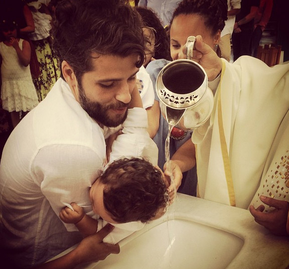 Bruno Gagliasso batiza Bento, filho de Chico Salgado, no Rio de Janeiro