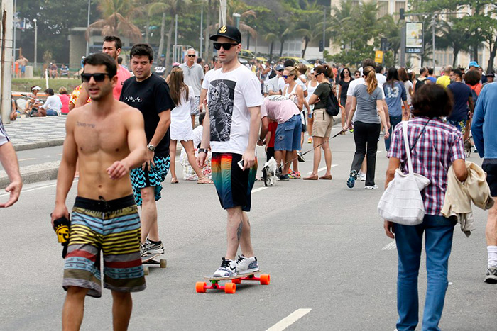 Paulo Gustavo mostra habilidade em skate na orla do Leblon