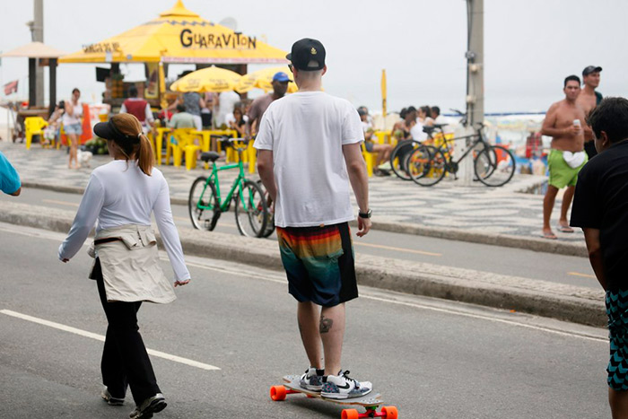 Paulo Gustavo mostra habilidade em skate na orla do Leblon