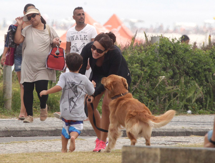 Juliana Knust troca carinhos com o marido no Recreio dos Bandeirantes