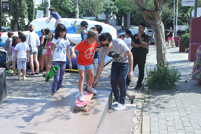 Rogério Flausino se diverte com a filha em pista de skate