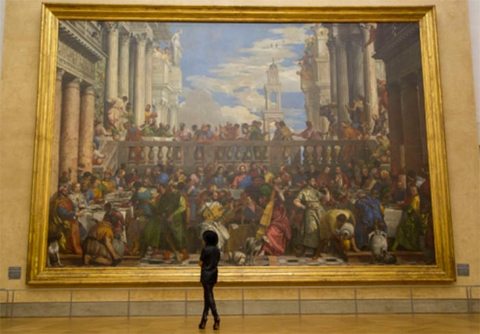 Beyoncé admira painel renascentista no Museu do Louvre