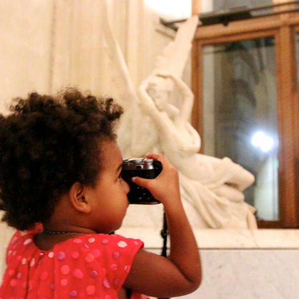 Blue Iby faz foto no Museu do Louvre durante passeio com os pais