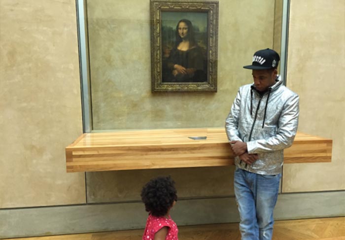 Blue Ivy e Jay-Z posam com Monalisa no Museu do Louvre