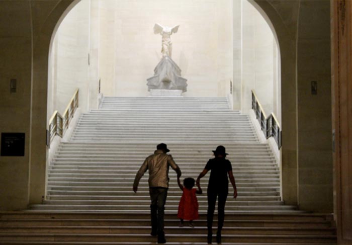 Beyoncé e Jay-Z visitam o Louvre em momento privê e passeiam com a filha, Blue Ivy