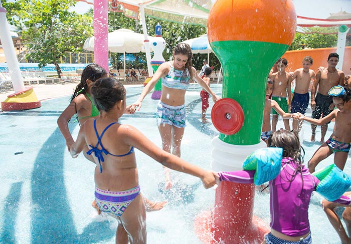 Beach Park! Deborah Secco passa o dia com crianças carentes