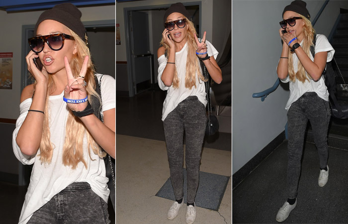 Amanda Bynes chega a Los Angeles fazendo sinal de ‘paz e amor’